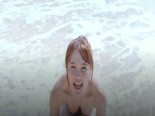 L'hobby di una bella ragazza è andare in spiaggia senza vestiti