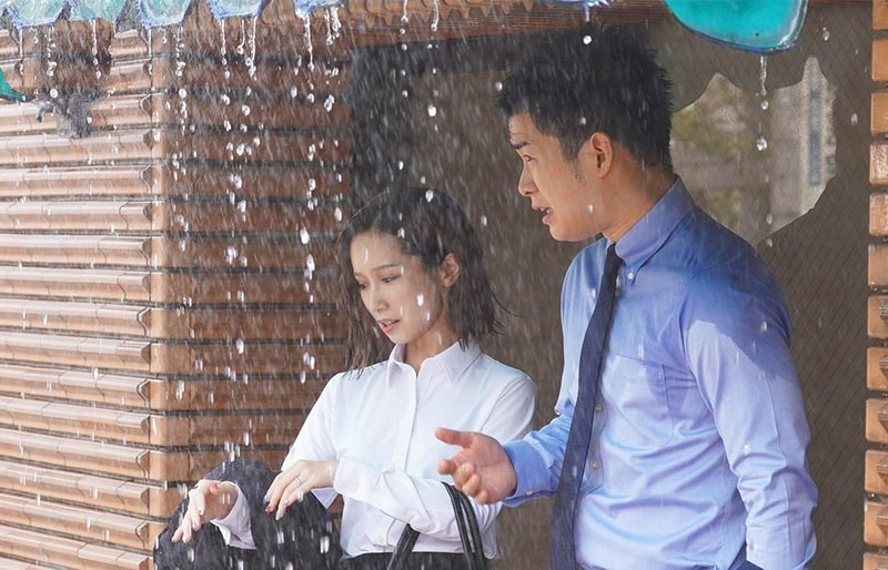SSNI-929 음란한 동료와 함께 비를 피한다