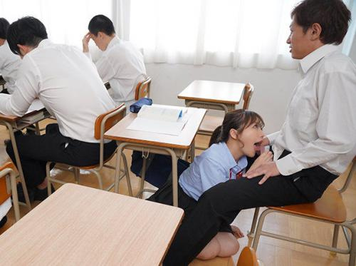 私のいたずらな彼女はクラスでセックスしたい